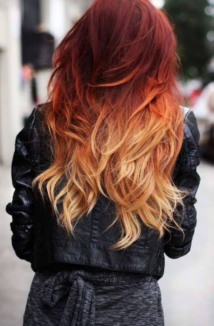 penteados bonitos, jaqueta de couro preta, cabelo vermelho longo médio, efeito ombre, cores de cabelo moderno