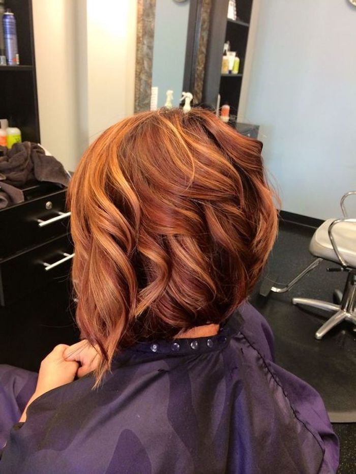 penteados frescos, curtos, encaracolados, cabelos ruivos com mechas loiras escuras