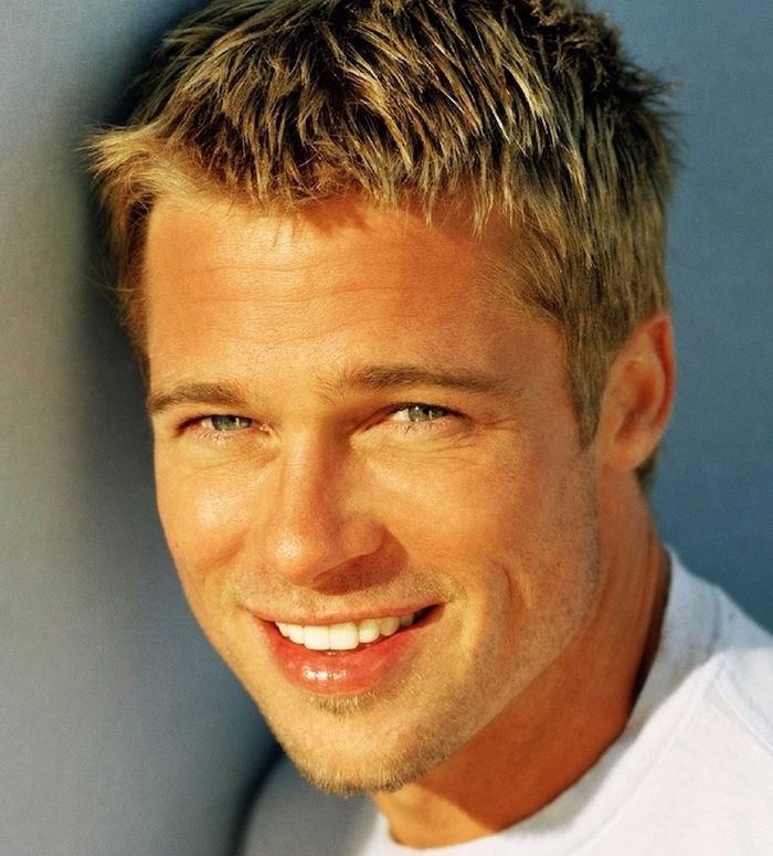 Brad Pitt cu coafura lui perfecta de par blond - coafuri pentru parul scurt