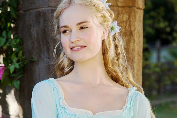 中世の髪型 - ブロンド、縮毛、白い花のひも