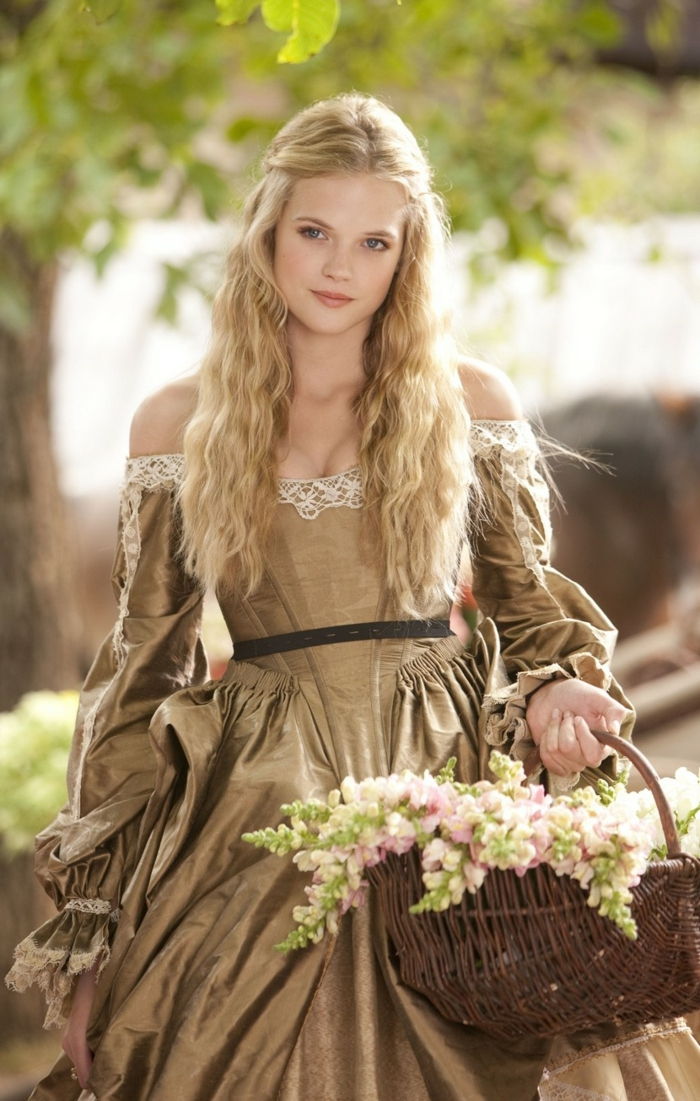 Coafuri medievale - o fată drăguță cu coș plin de flori, păr blond curat