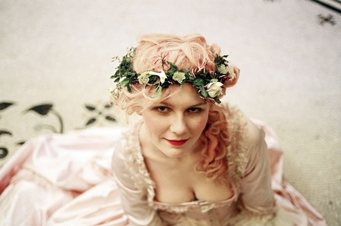 Kirsten Dunst cu coafuri medievale - coroană florală de trandafiri albi, păr roz