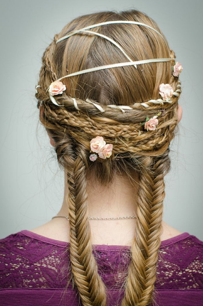 ピンクの花が飾られたブロンドの髪の毛、多くの編組と白い帯 - 中世の髪型