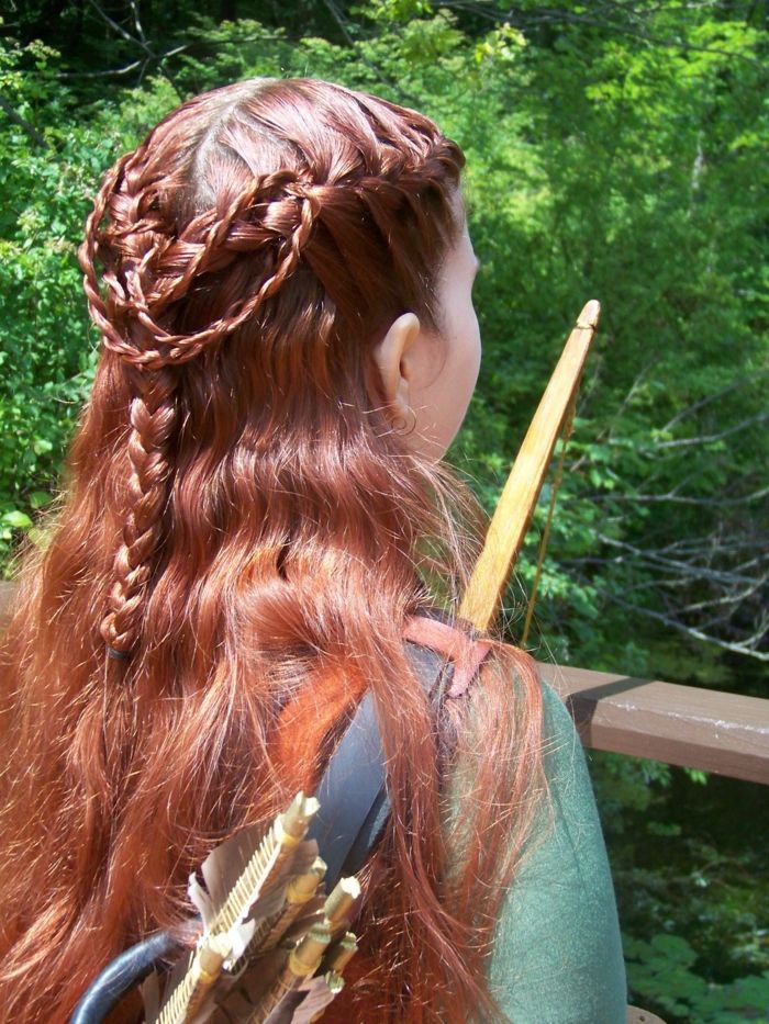 赤い髪の色、弓と矢印複雑な美しい紐、緑のドレス