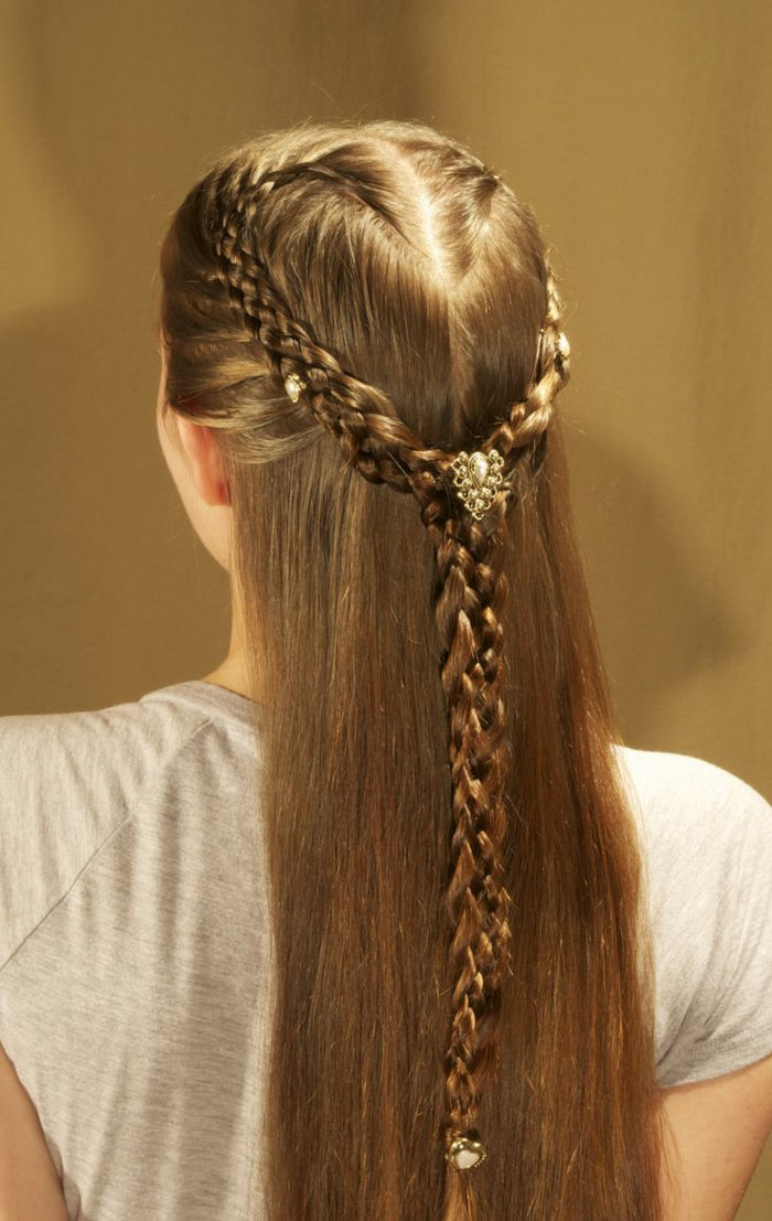 途中と終わりに髪の装飾と結ばれた花輪のような髪型 - 中世の髪型