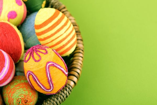glädje-påsk-färgrik-ägg-foto-från-topp-taget-super söt och cool bild