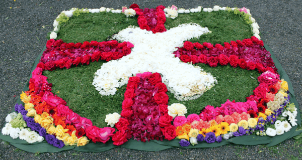 Corpus Christi cruce de covor de flori