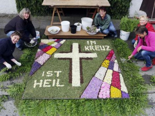 Corpus Christi gėlių kilimas su kryžiumi