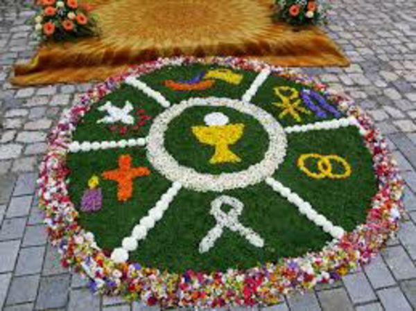 Birçok sembol ile Corpus Christi çiçek halı