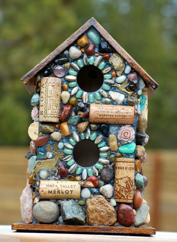 Ahşap yuvalama kutuları kendiniz inşa, mantarlar ve renkli dekorasyon taşları ile sopa, yaratıcı DIY fikirler