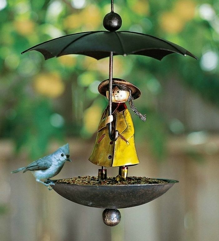 Alimentador de pássaros de folha para pássaros, menina com casaco amarelo e guarda-chuva, passarinho cinzento