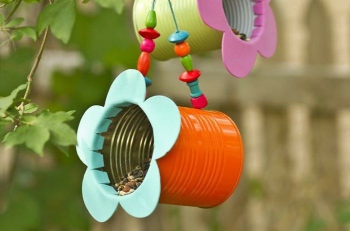 Faça birdhouses de latas a si mesmo, decorar com contas coloridas de madeira, instruções detalhadas