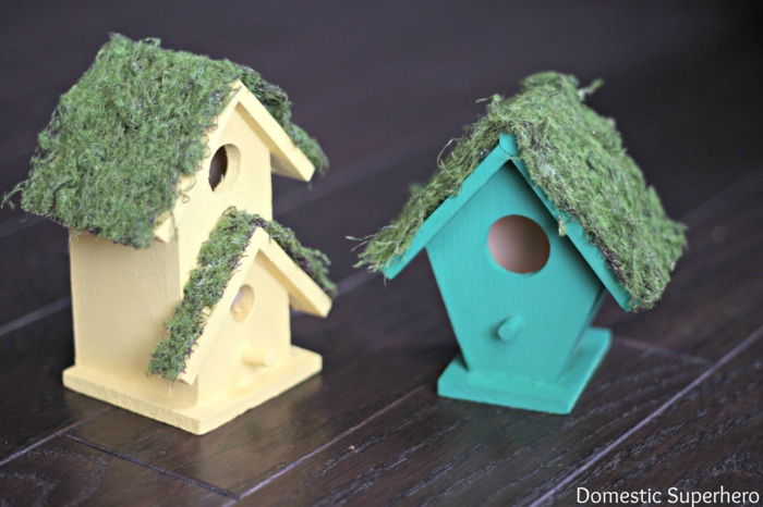 Ahşap kuş evleri inşa edin, çatıyı yosunla süsleyin, sarı ve yeşil boya