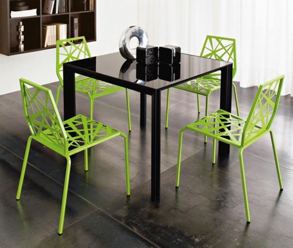 Futuristické zelené kuchynské stoličky okolo štvorcového stola v čiernej farbe