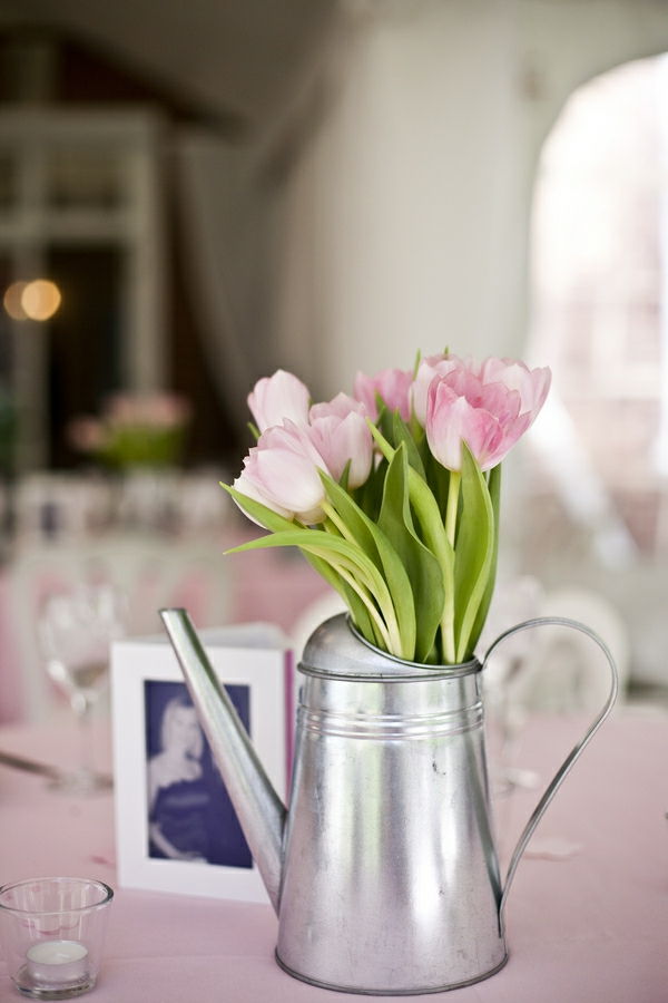 ปีเย็นตกแต่งด้วยสีชมพูโต๊ะ - ดอกทิวลิป