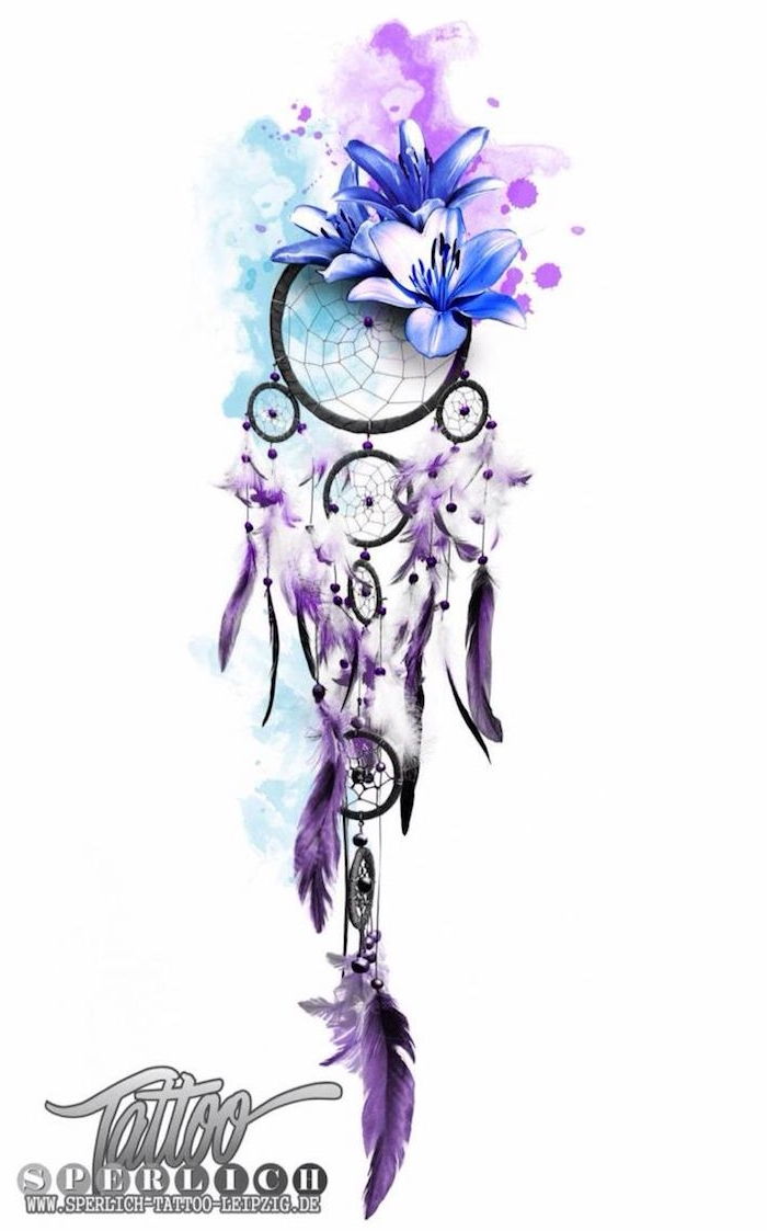 questa è un'idea per un tatuaggio ad acquerello con un acchiappasogni con fiori blu e piume viola