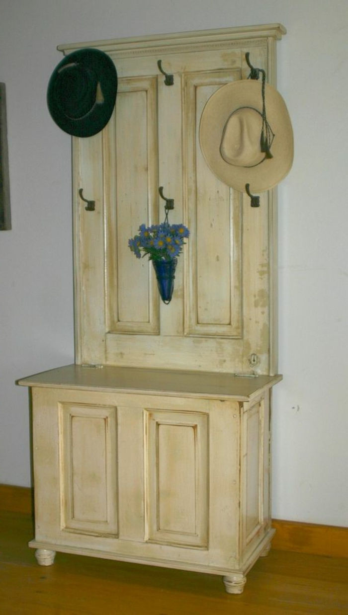 garderobe-from-old-deur-of-the-hats-and-a-small-boeket