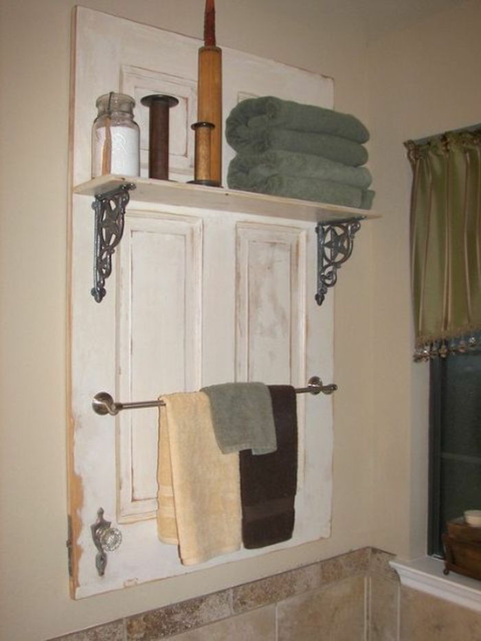 garderobe-from-old-deur-in-badkamer-met-bruikbare dingen