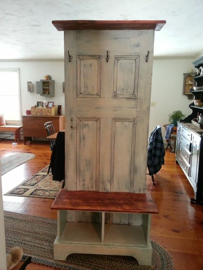garderobe-from-old-deur-in-beige-color-as-a scheidingswand-in-eetkamer