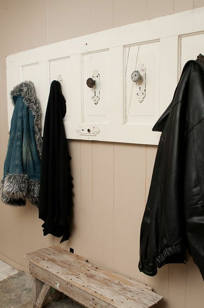 dulap-de-vechi-ușă-în-alb-culoare-cu-agățat jachete