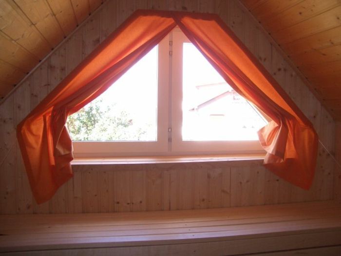 zavese-strešno okno trikotnik-oranžne barve