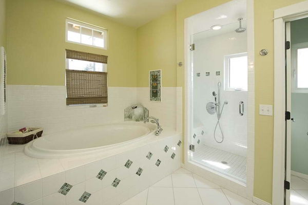 gordijnen-voor-kleine-ramen-voor-een-mooie-badkamer-design-witte badkuip
