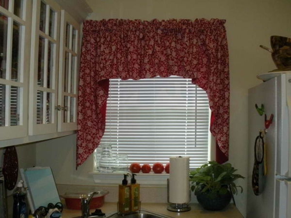 záclony-pre malé okná-útulné-kuchynské-dizajn-kombinovať s bielymi žalúziami