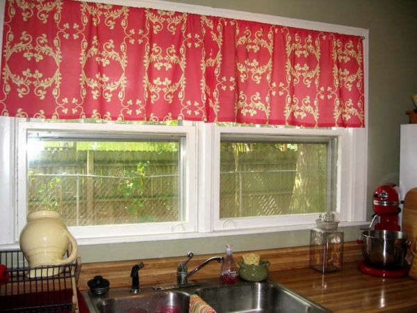 gardiner-for-liten-vindu-rød-farge-super kjekk