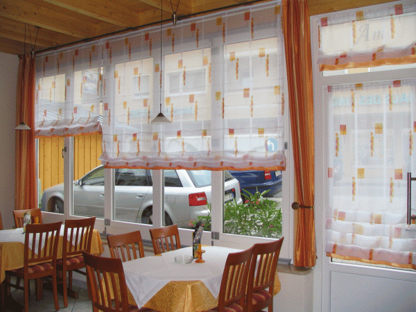 gardinendekoration-exempel-i-rummet - trä stolar
