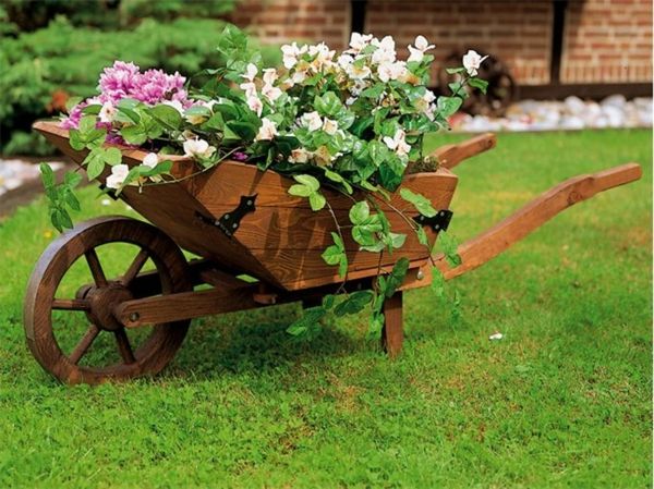 tuindecoratie - een houten kar met bloemen