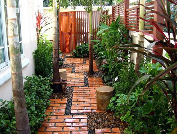 oranje stenen tegels en bamboebomen in de tuin