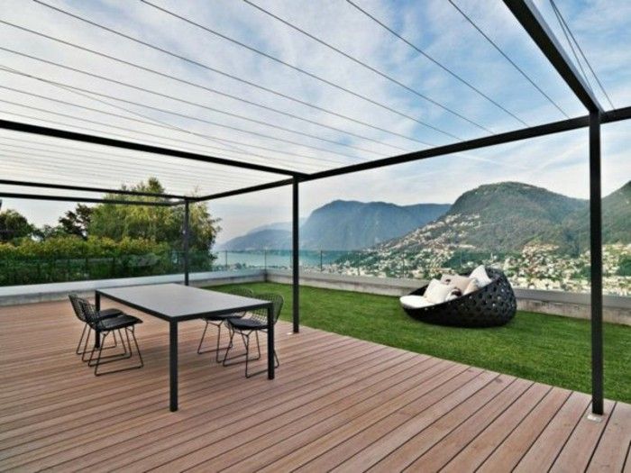giardino pergolato-metallo-mobili in legno-ridimensionata-terrazza al piano tettoia-giardino