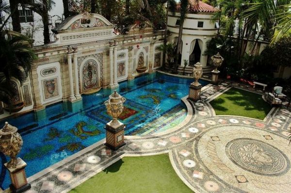 vrtni bazen-aristokratski pogled - fotografija vzeta od zgoraj