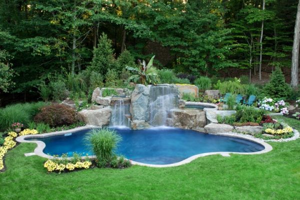 garden-pool-interessant-skjema-og-grønt-gress