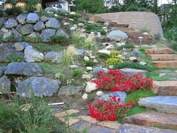 sodo idėja - akmens laiptai ir spalvingos gėlės