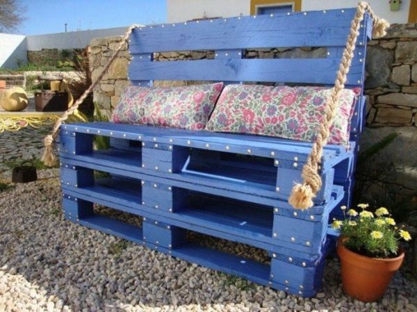 Garden bench modra barva - dve vrsti blazinic na njem