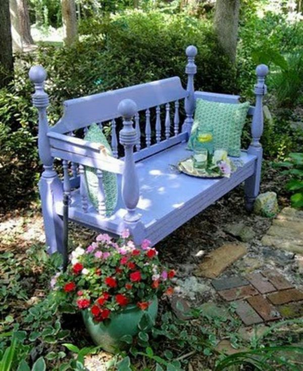 Vrtna miza - vijolična barva - zeleno okolje