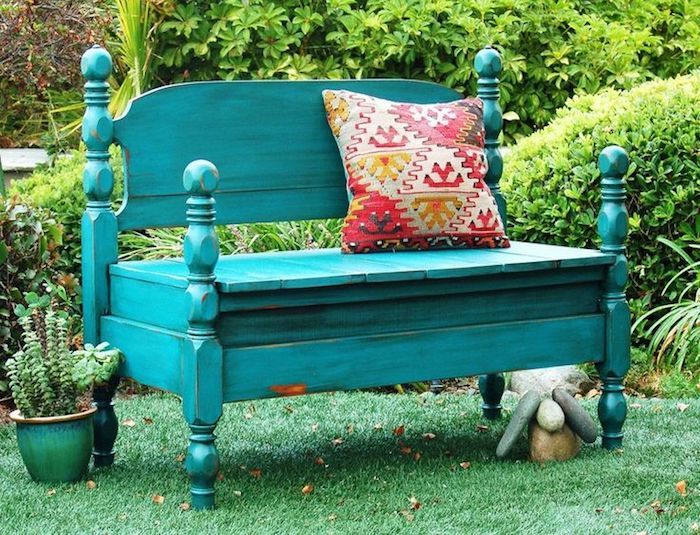 una panca da giardino verde con un cuscino - una panchina da un vecchio letto verde - idee di giardinaggio