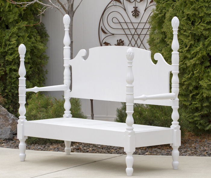 panca da giardino bianca piccola da un letto bianco - giardino con piante verdi - costruisci bellissimi mobili da giardino