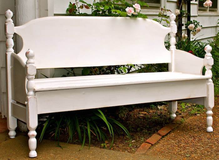 biela záhradná lavica zo starého bieleho lôžka - záhrada s ružami a zelenými listami - postavte si záhradnú lavicu sami