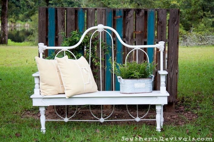 záhradná lavica kovová - lavička zo starého bieleho kovového lôžka postavte sa - záhrada s trávou a zelenými rastlinami záhradnícke obrázky