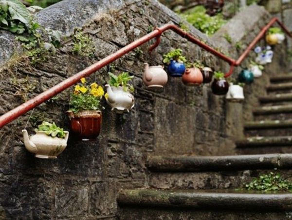 záhradné deco-kvetináče-vedľa schodiska-visí - zaujímavý príklad