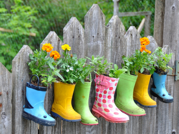 Gartendeko-kind-boots-flower-fence-zelf-making knutselidee