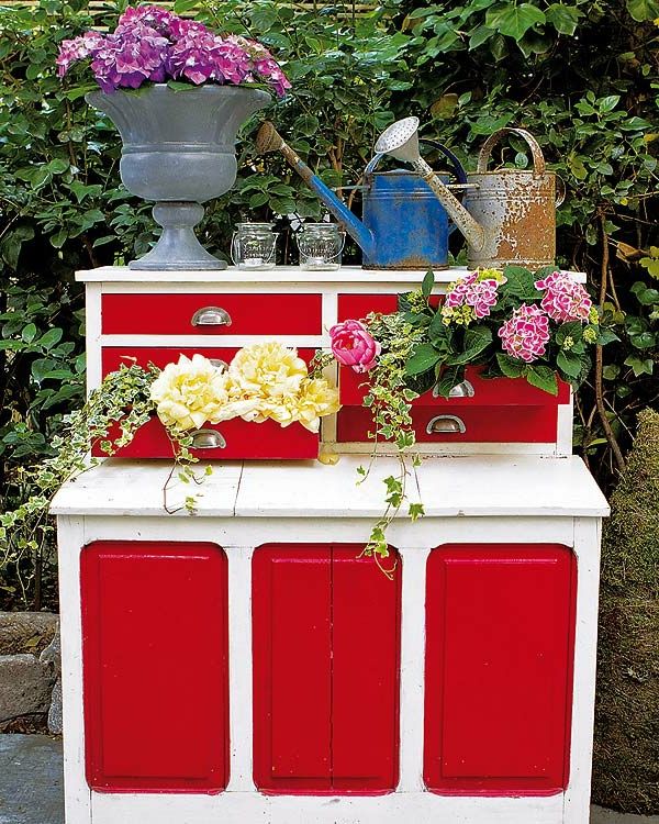 dekoracje ogrodowe-make-yourself-red-kredens-w-kwiaty - różne odcienie koloru
