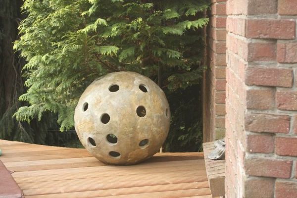 Hage dekorasjon hjemmelaget ball - foran huset