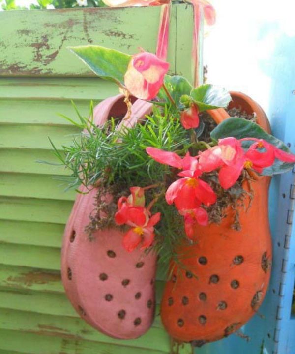 trädgårdsdekoration-blom-i-skor-hängande - super original idé