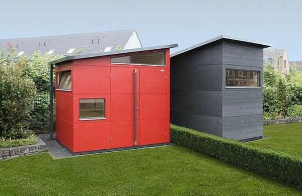 Trädgårdsutrustning hus-metall-grå-och-röd - gräs i grönt