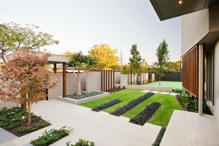 Minimalist tarzda bir evin yanında minimalist bir bahçe