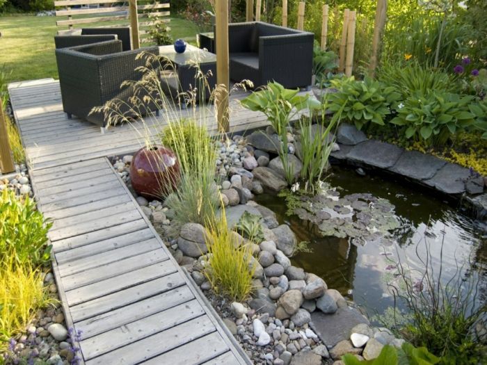 nilüferler modern bahçe mobilyaları dolu bir havuz bambudan yapılmış bir çit, top dekorasyon