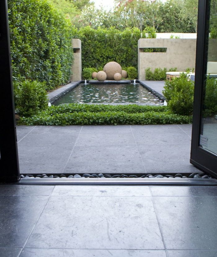 Modern bahçe tasarımı köşelerde dört çeşme ile su özelliği